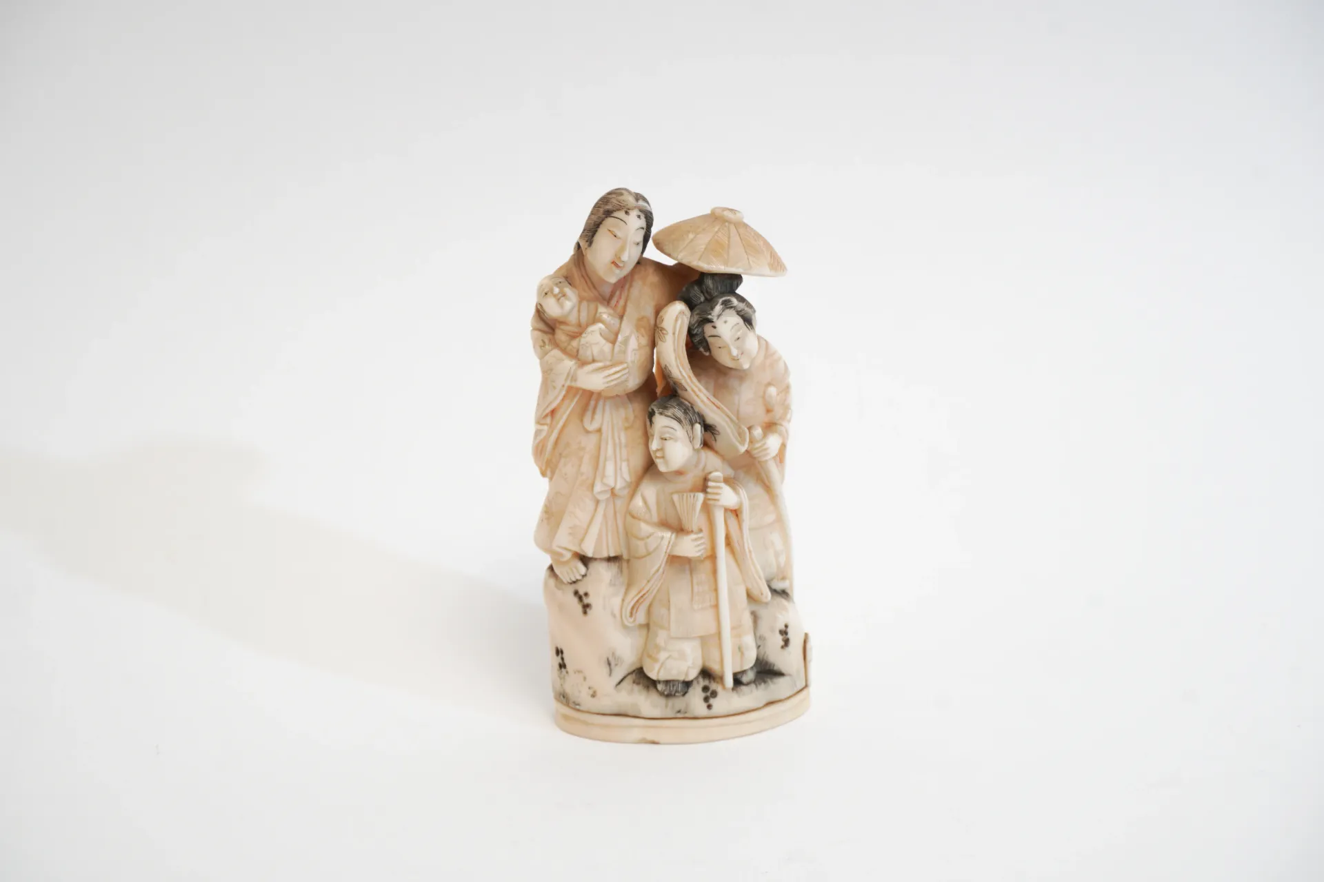 [DV22-16] Scène figurative familiale Japonaise sculptée en ivoire