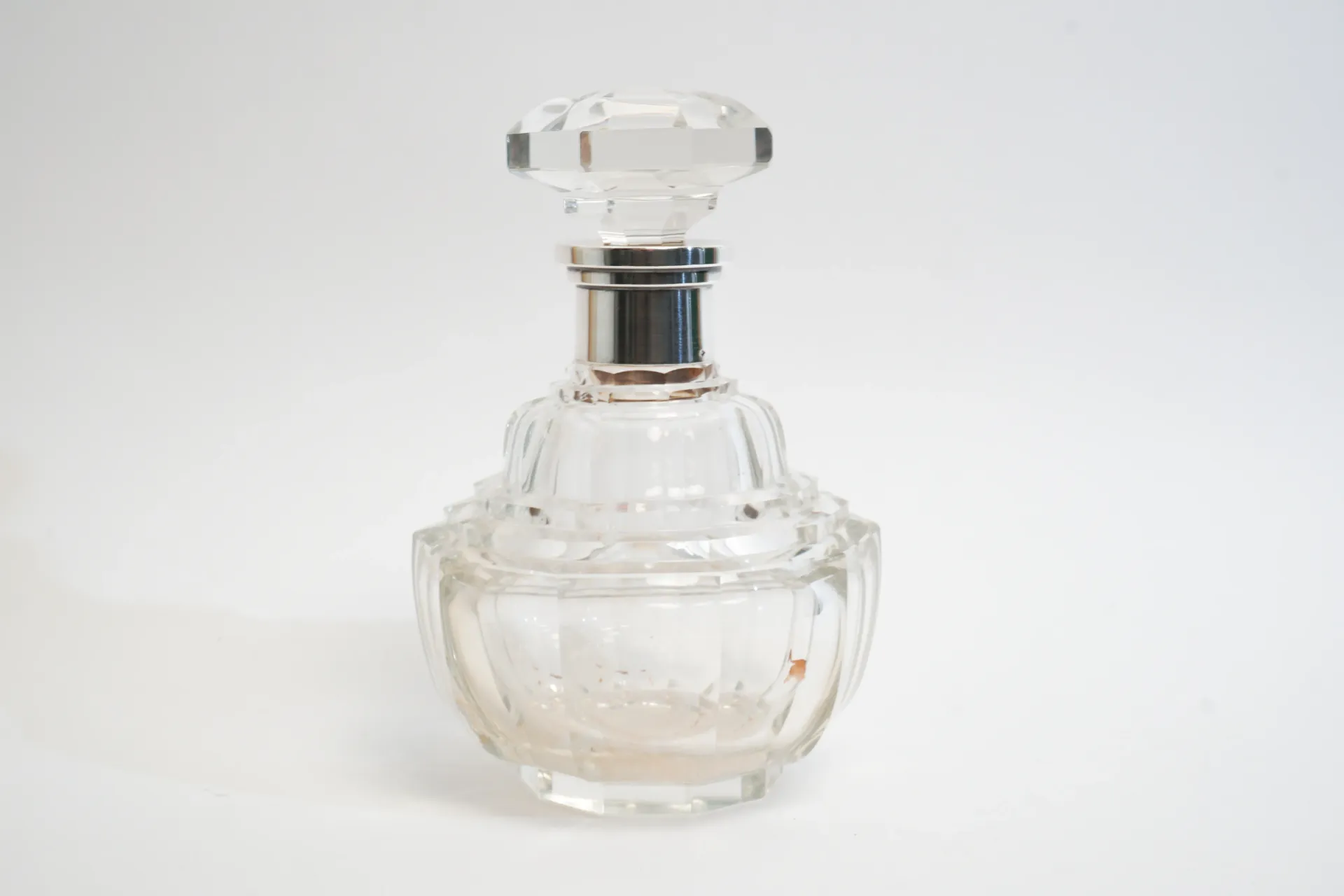 [22026] Carafe en cristal taillé – monture en argent 950 – France, fin XIXᵉ / début XXᵉ