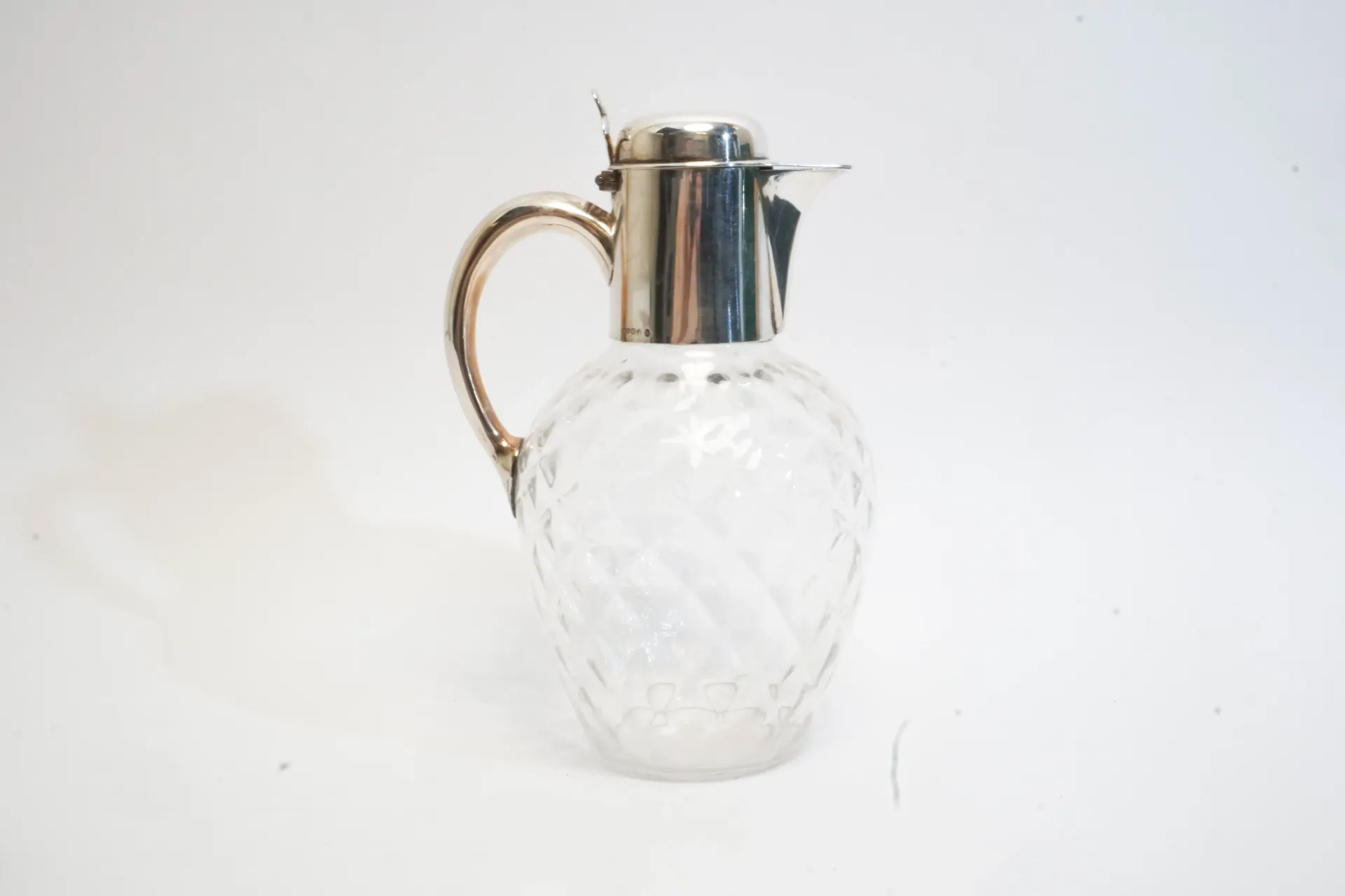 [22028] Verseuse / Carafe en verre taillé et monture en métal argenté