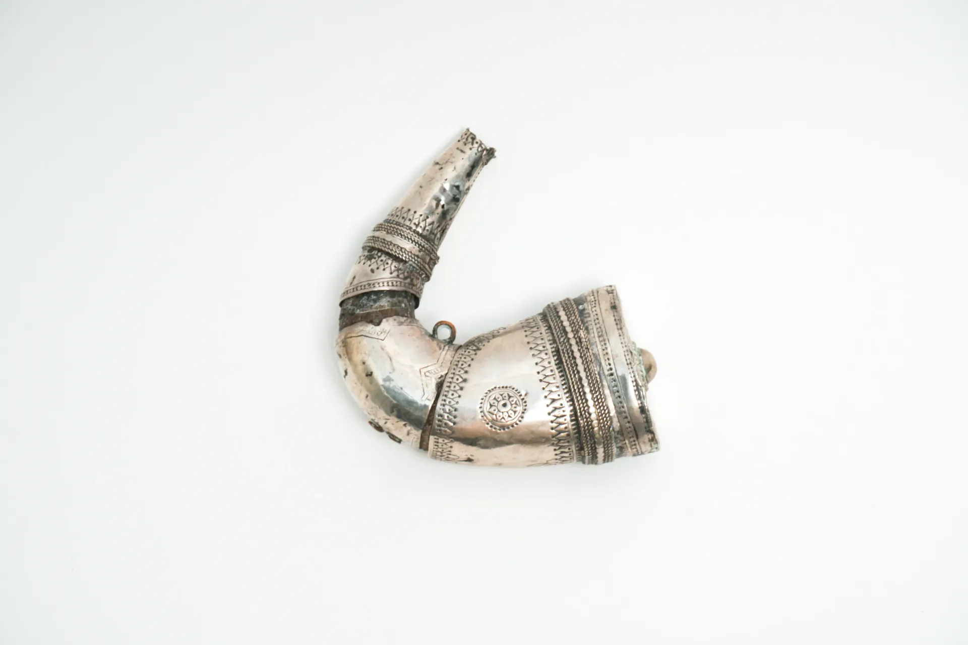 [10195] Tabatière en  corne décorative recouverte d'argent