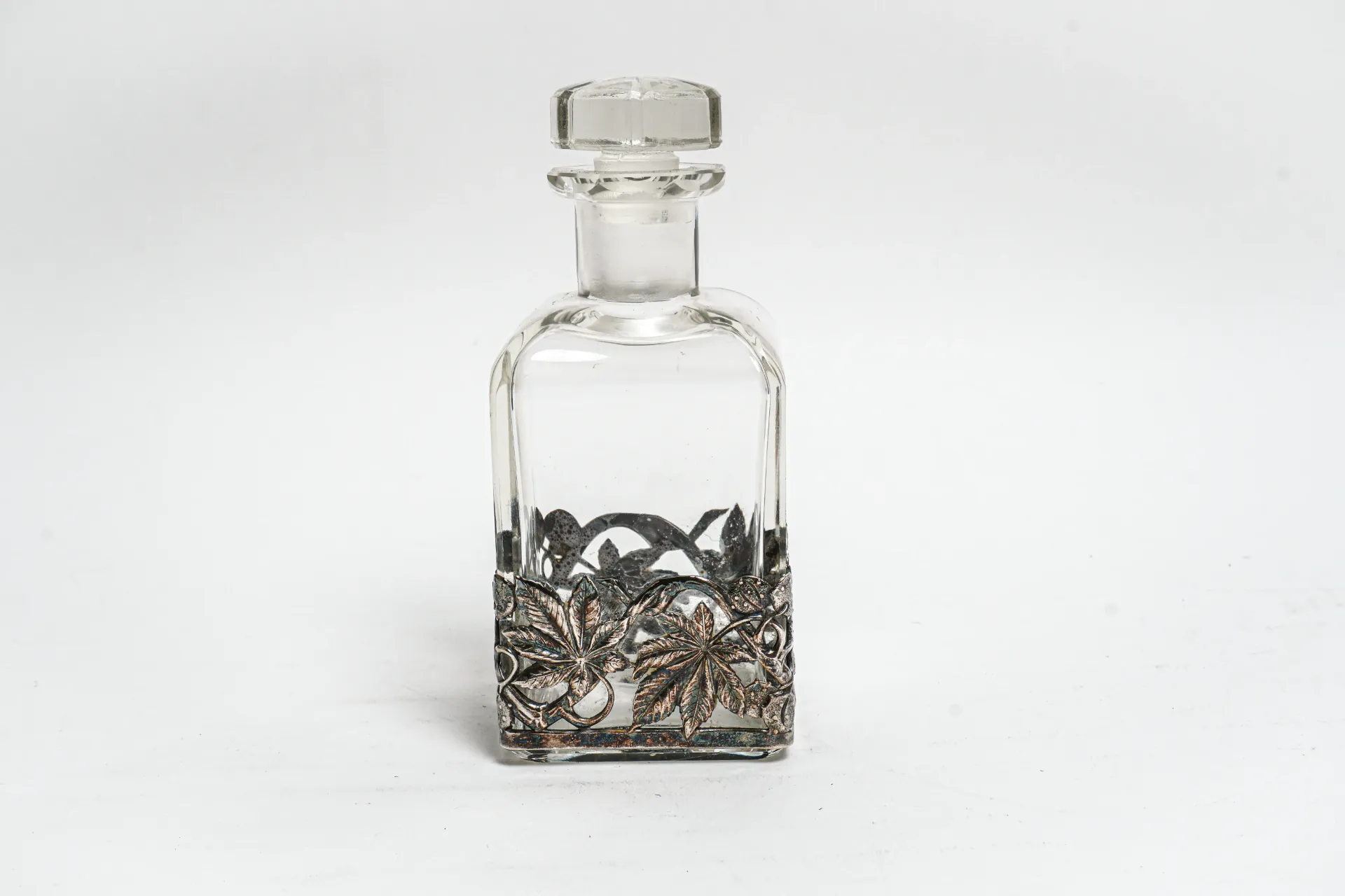 [10039] Carafe à liqueur en verre à monture florale argentée