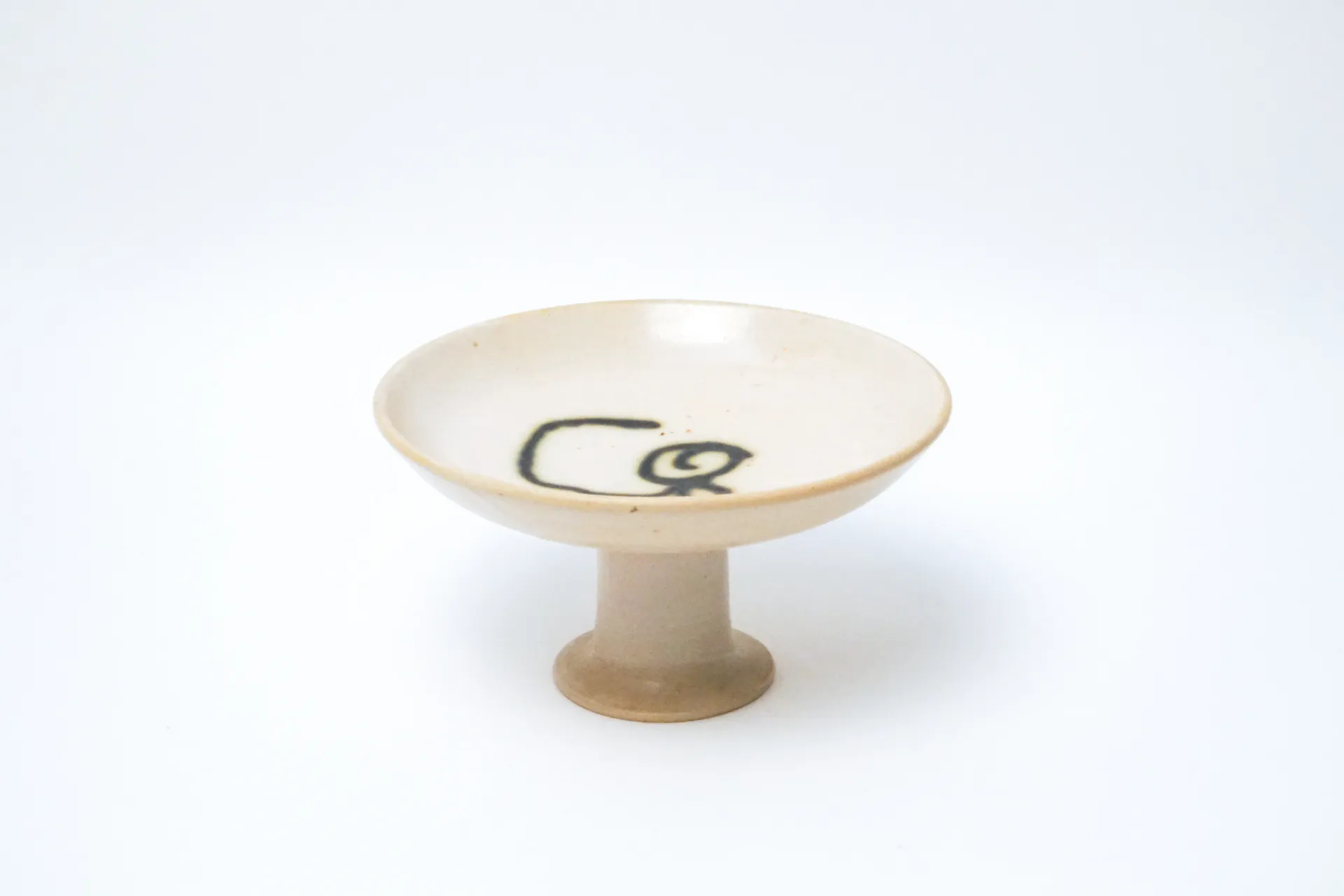 [DV1-03] Coupe sur pied scandinave mid-century — céramique ivoire, décor au trait