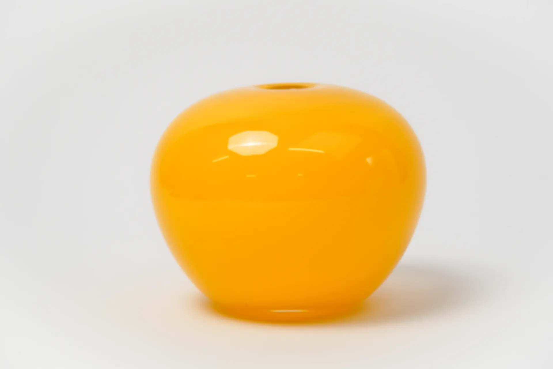 [DV21-55.1] Sphère en verre soufflé jaune, Catherine Sintes & Nicolas Morin, 1992