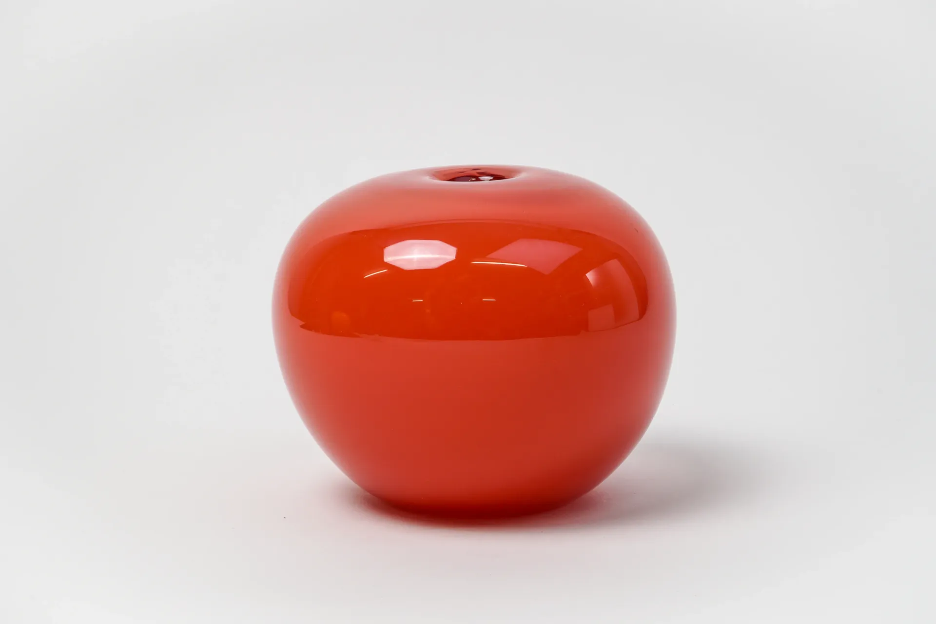 [DV21-55.2] Sphère en verre soufflé rouge, Catherine Sintes & Nicolas Morin, 1991