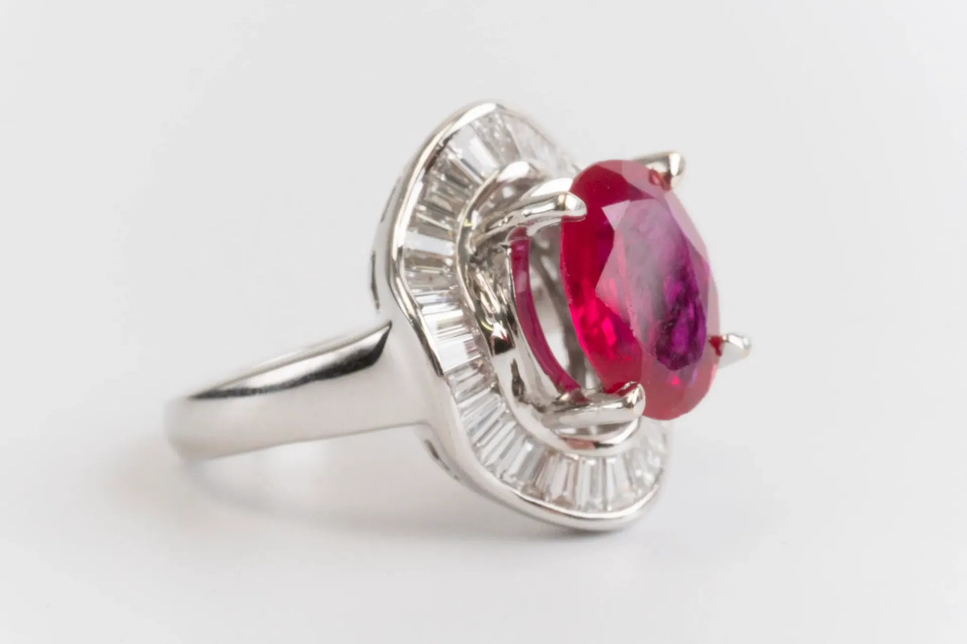 [DV031-0038] Bague de cocktail or blanc : rubis ou saphir rose présumé, diamants, taille 54