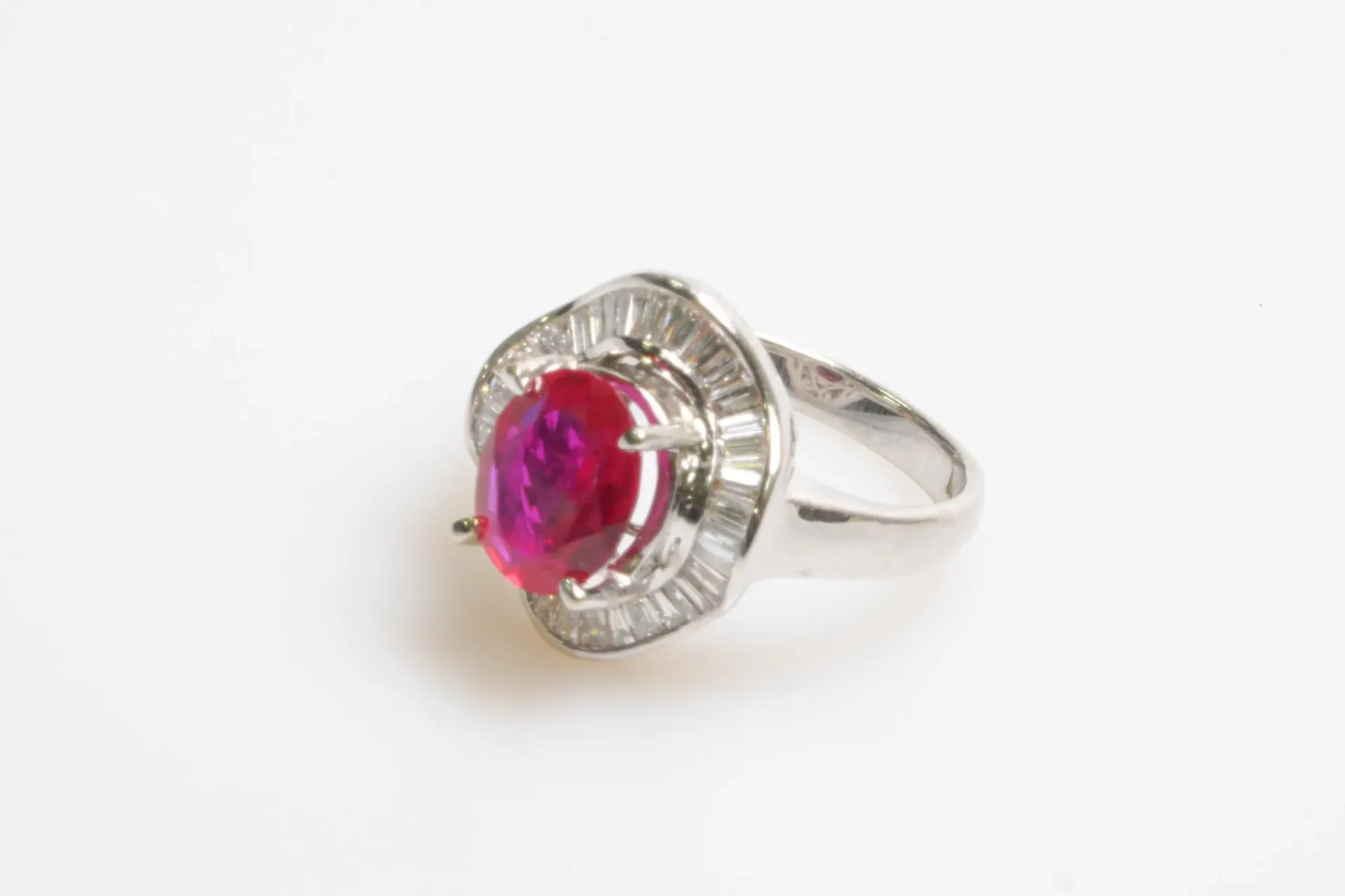 [DV31-38] Bague de cocktail or blanc : rubis ou saphir rose présumé, diamants, taille 54