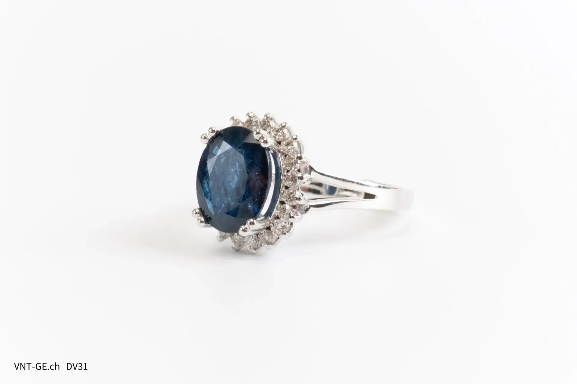 Bague or blanc 18 carat : saphir bleu, entourage diamants, taille 54