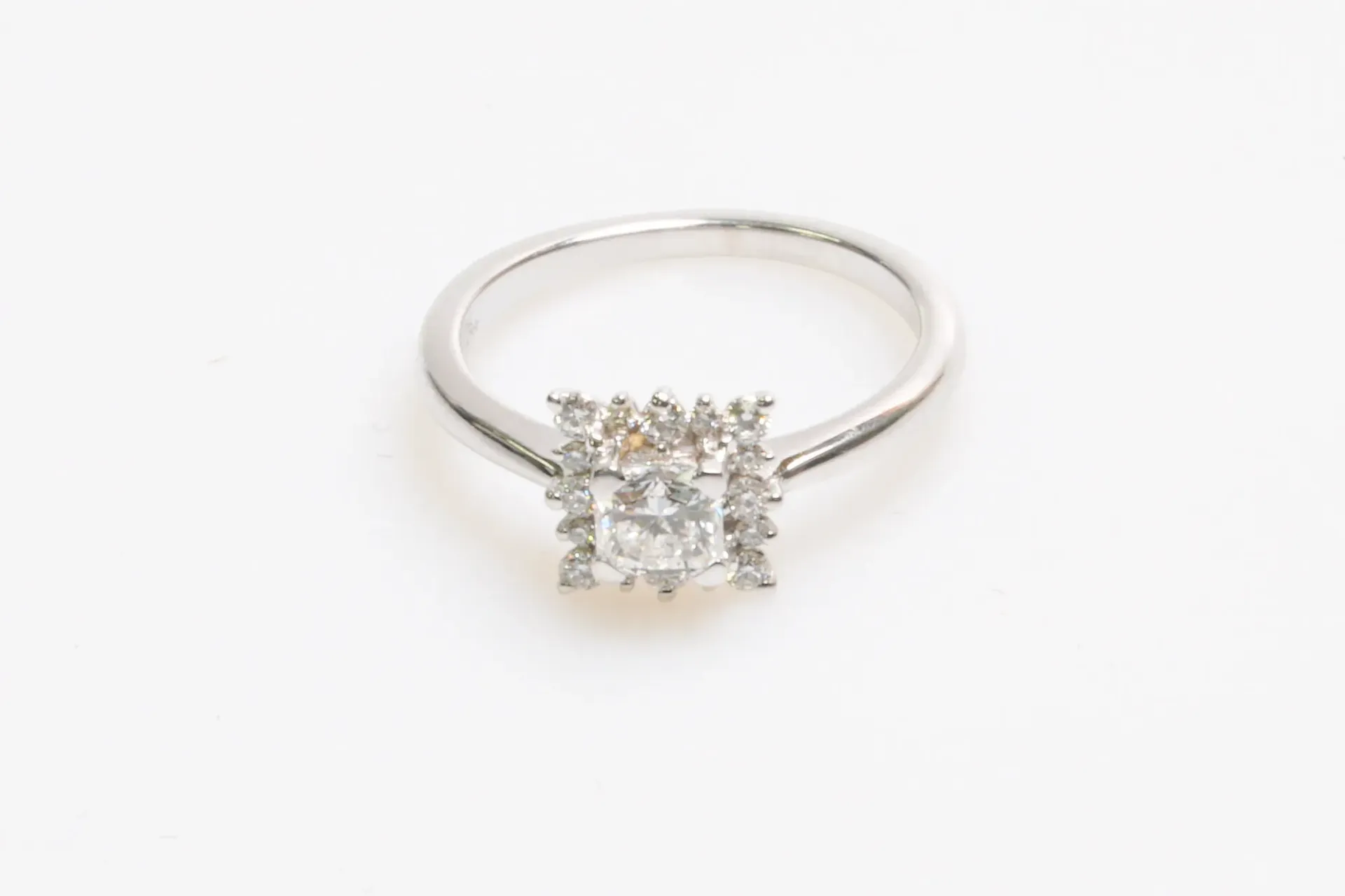 Bague Hearts On Fire or blanc 750 : diamant central et entourage, taille 53
