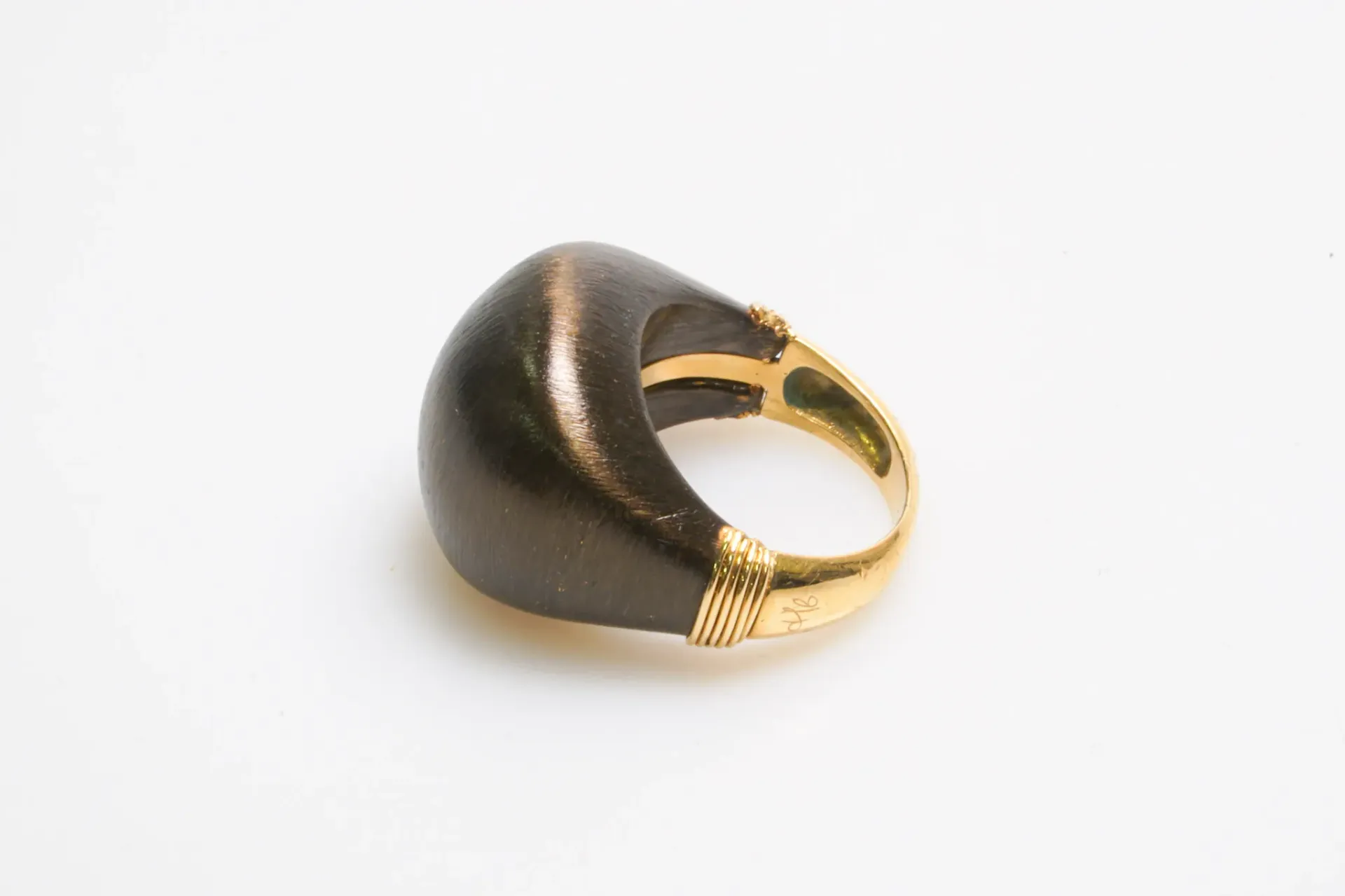 Bague bombée or 750 : dôme brossé sombre, anneau or jaune, taille 54