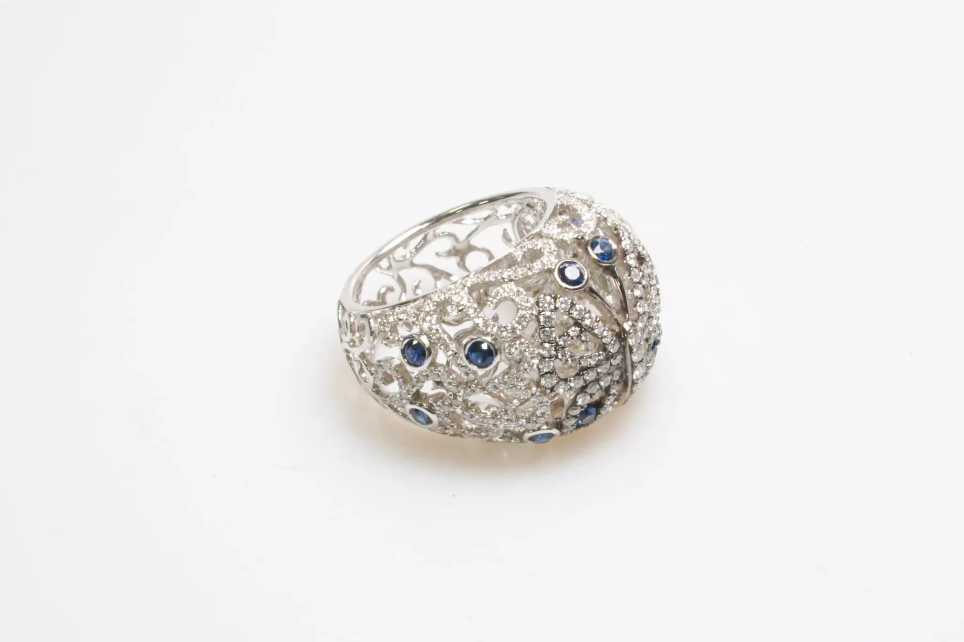 Bague dôme or blanc 750 : décor papillon ajouré, diamants et saphirs, taille 54/55