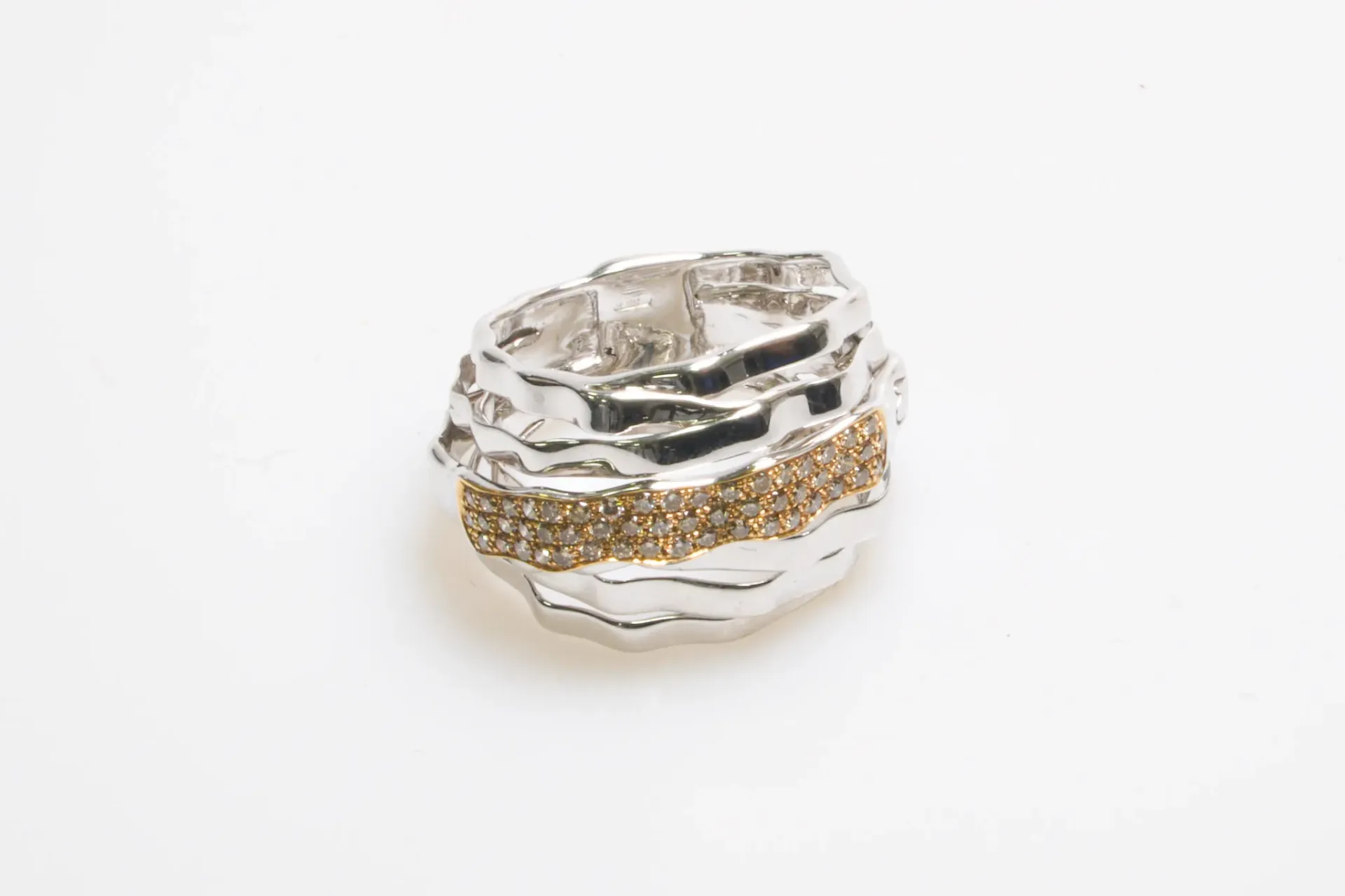 [DV031-0047] Bague or 750 multi-rangs : anneau ondulé martelé, bande de brillants, taille 55