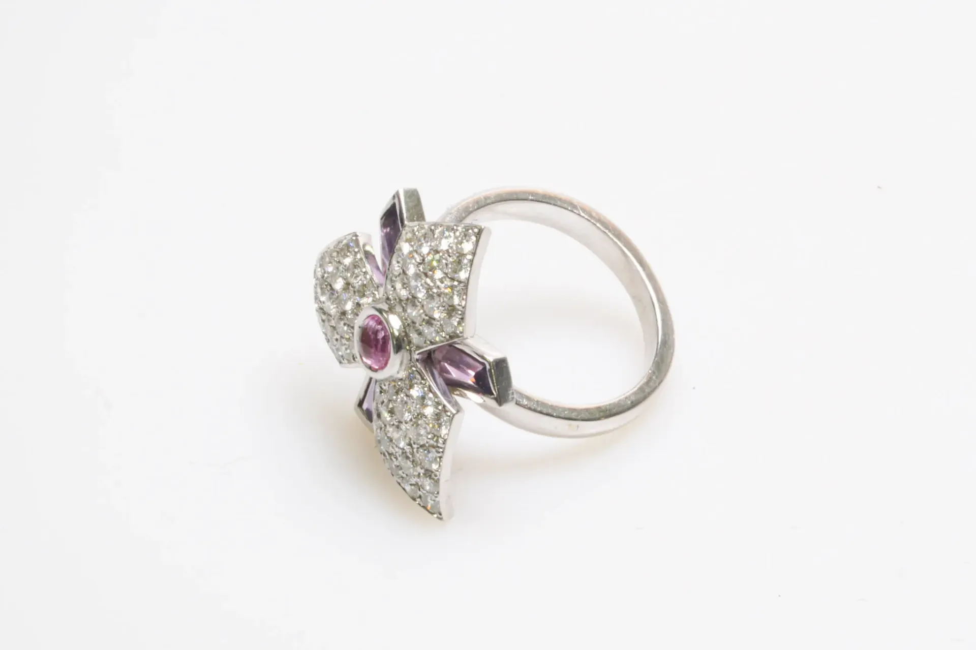 [DV31-48] Bague fleur or blanc 750 : pétales diamants et améthystes, taille 52