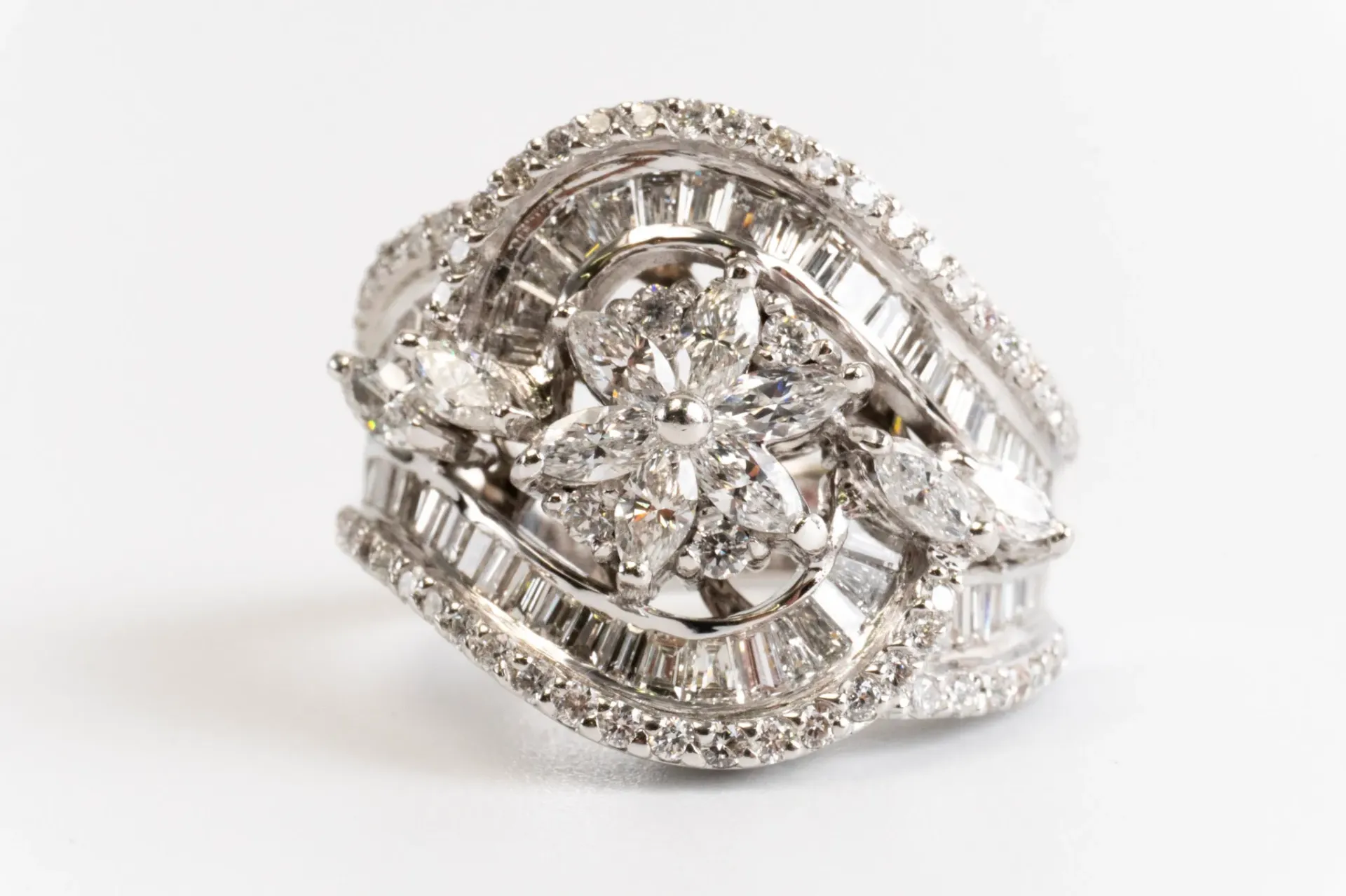 Bague tourbillon or blanc : cluster de diamants, volutes pavées, taille 54