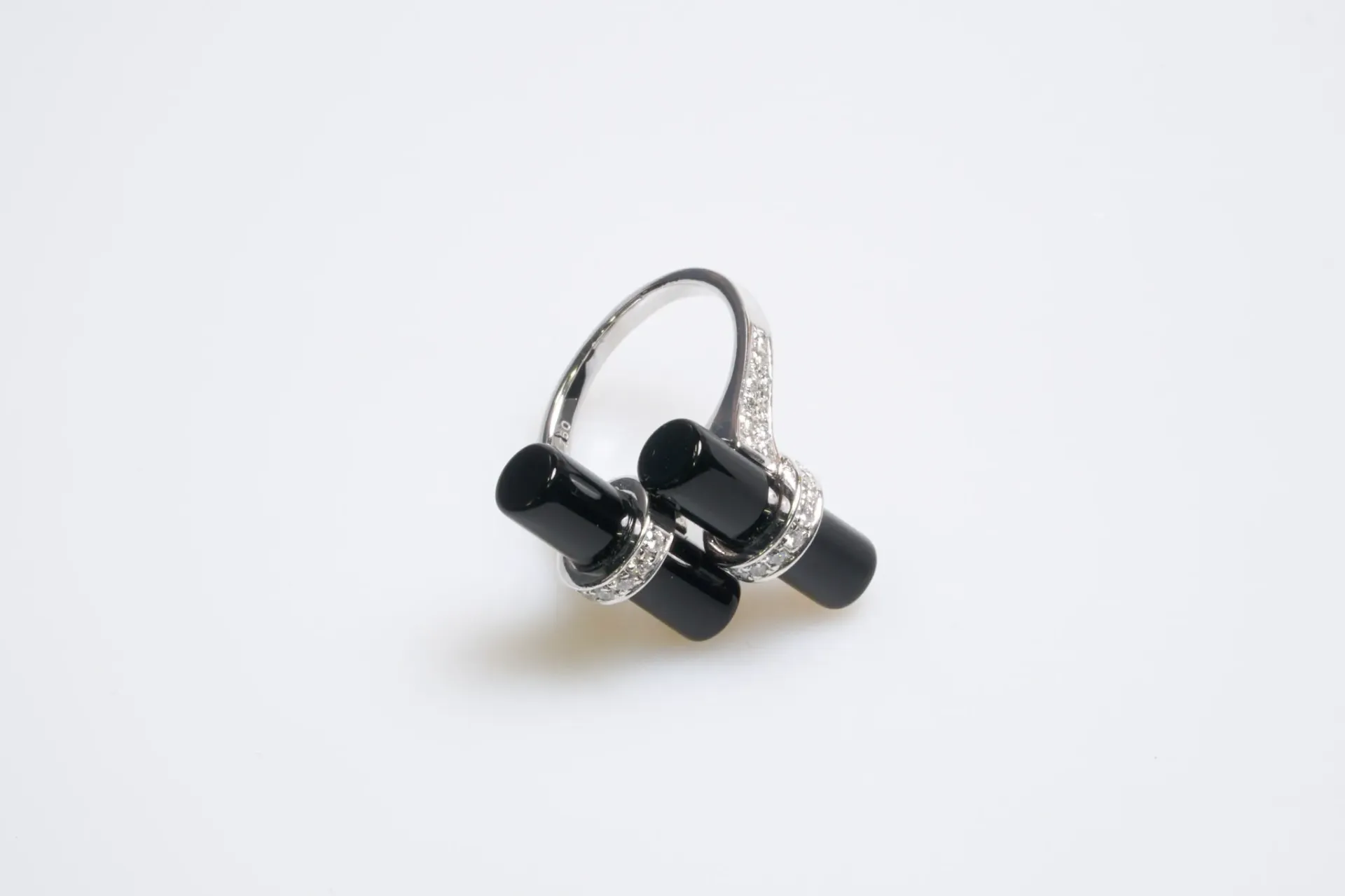 [DV31-54] Bague Simone Jewels or blanc 750 : deux barrettes d’onyx, diamants, taille 55