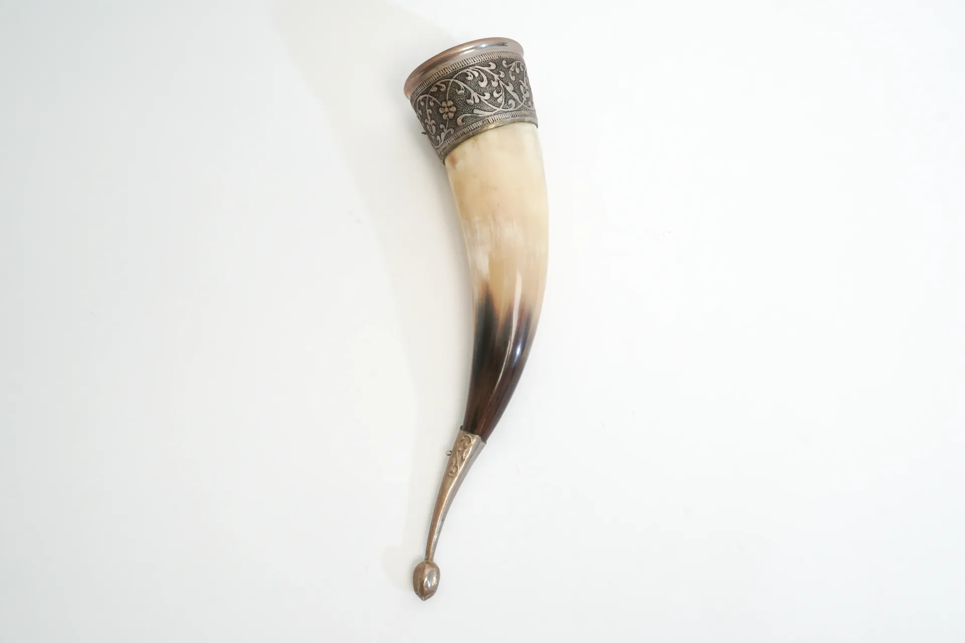 [10190] Corne à boire décorative argentée, style médiéval