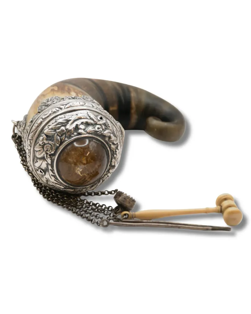 [10196] Tabatière en  Corne ornée d'un verre, décorée en argent, accompagmé des ses outils miniatures