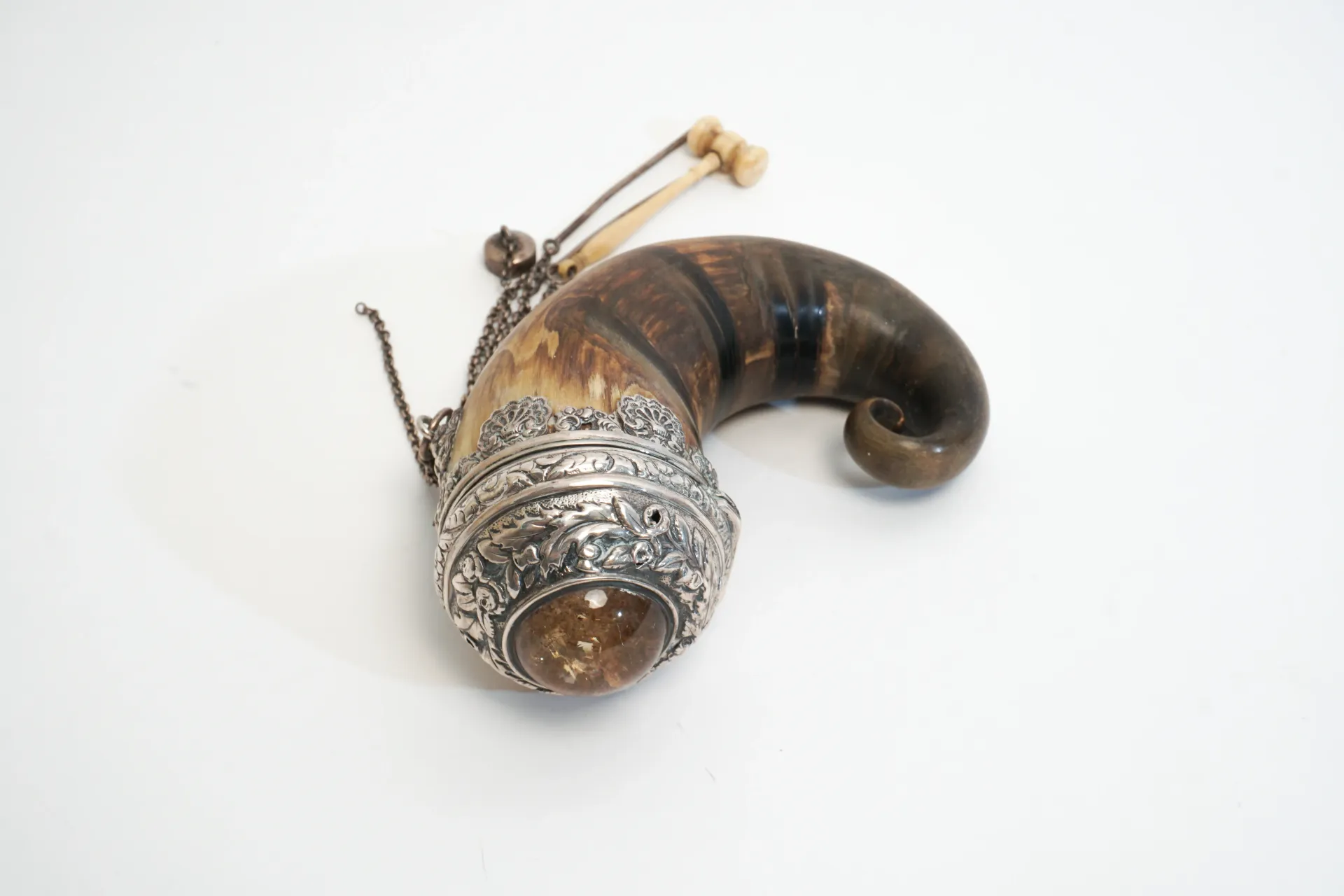 [10196] Tabatière en  Corne ornée d'un verre, décorée en argent, accompagmé des ses outils miniatures