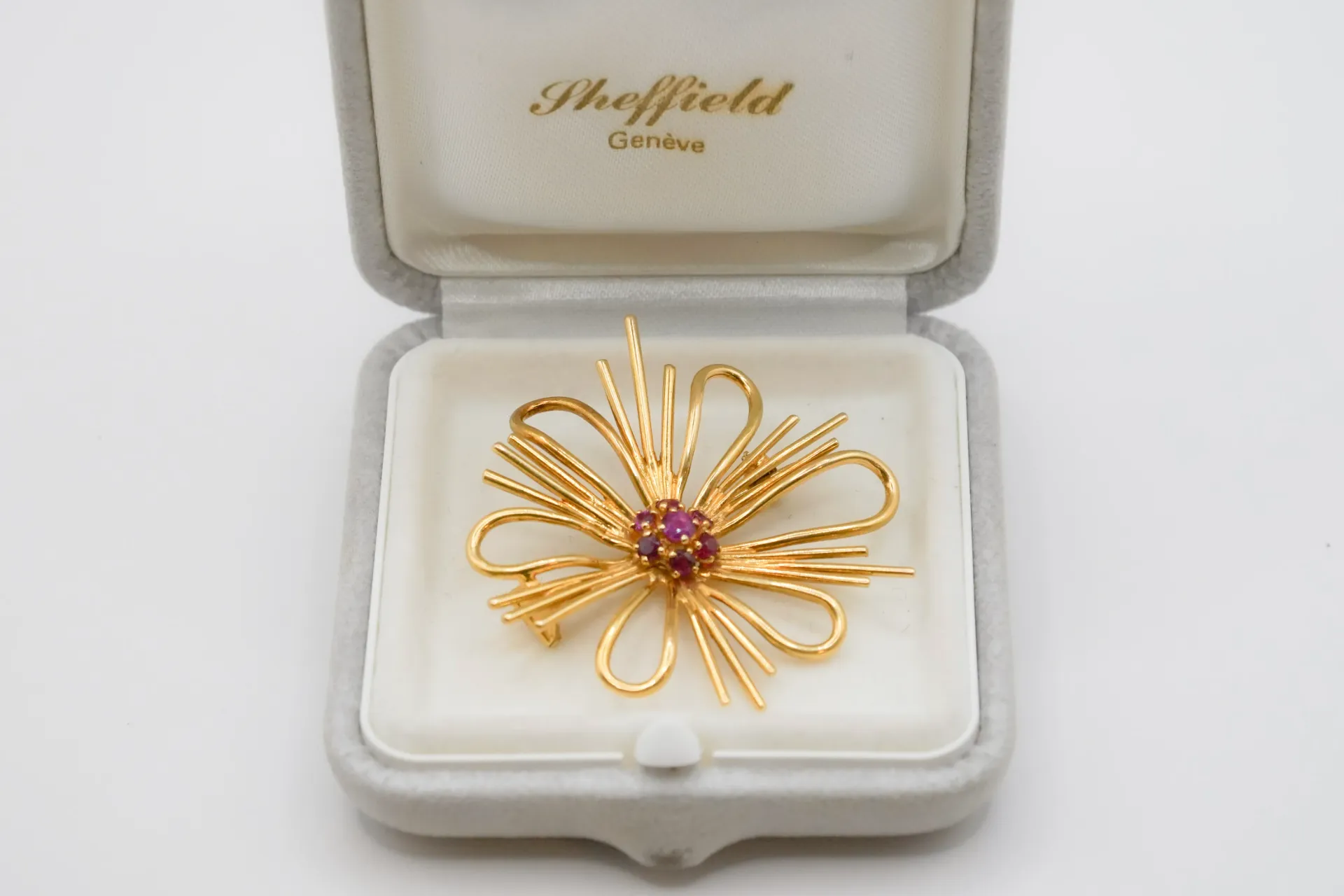 [17016] Broche fleur en or 18 carats – Sertie de rubis,