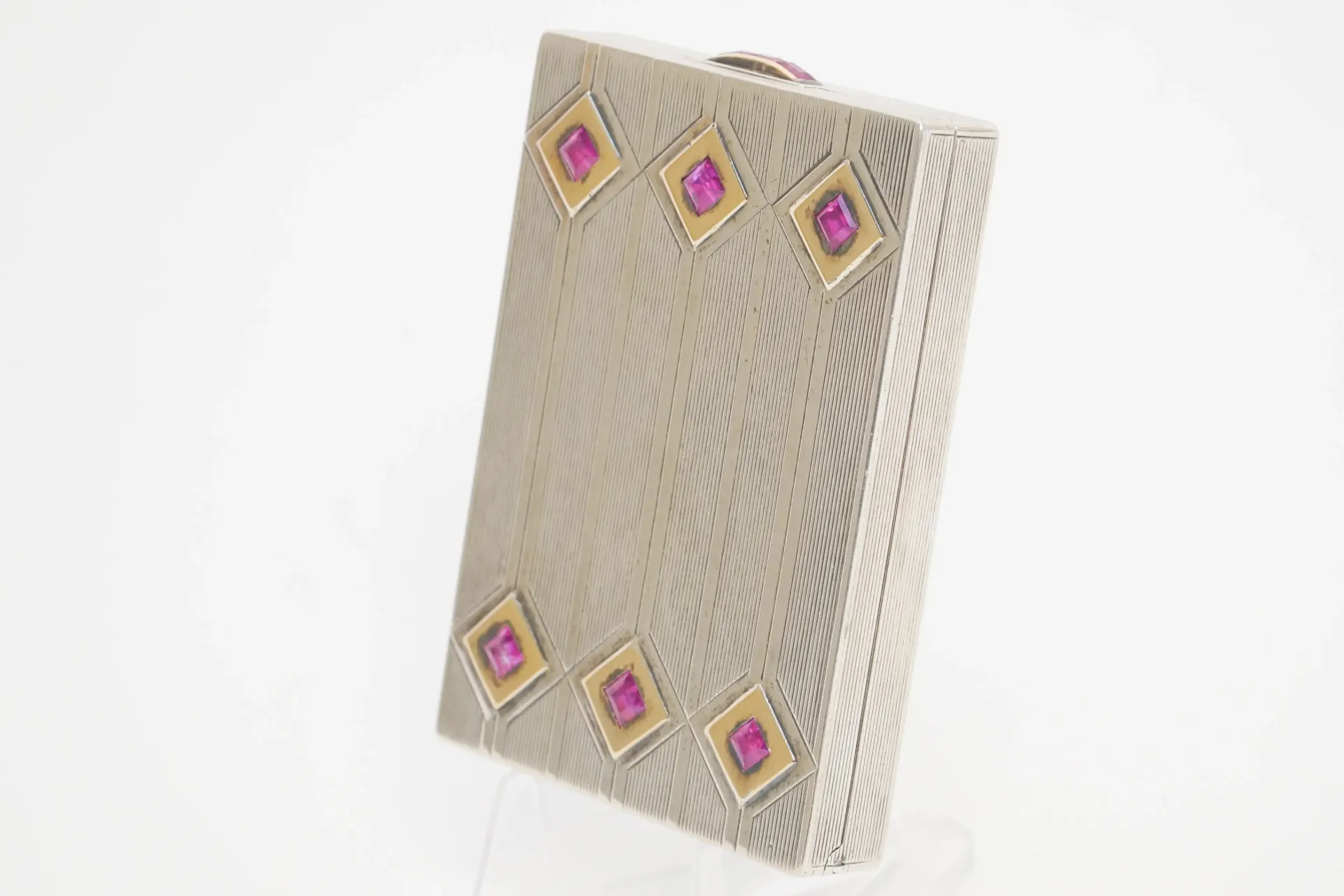 Boite Arnold Ostertag en argent guilloché - orné de rubis naturels