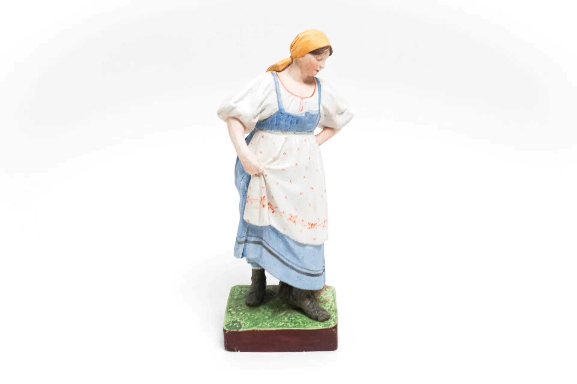 Figurine de femme paysanne en porcelaine de la Manufacture de Porcelaine Gardner
XIXe