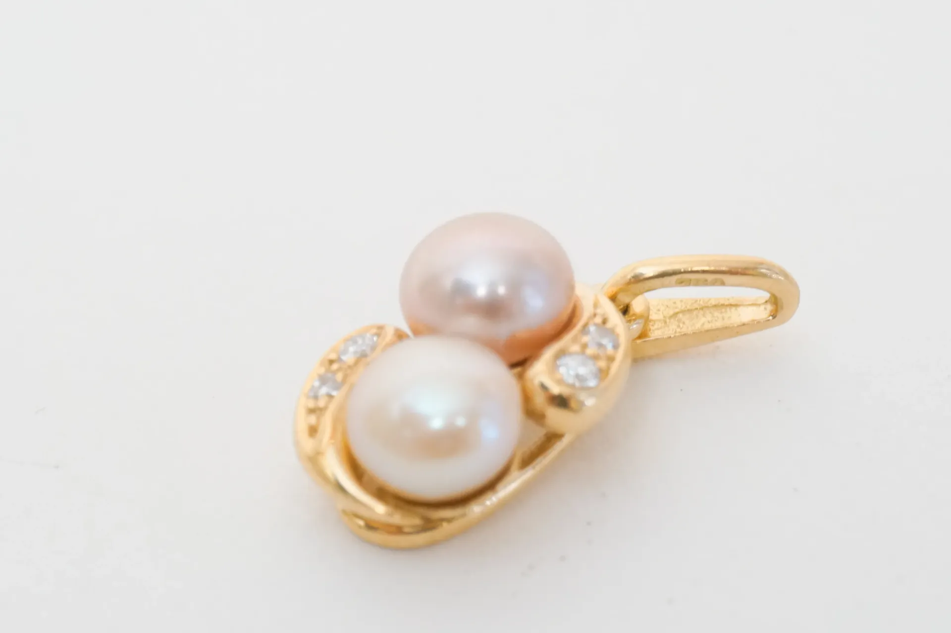 Pendentif en or 18 cartas orné de deux perles